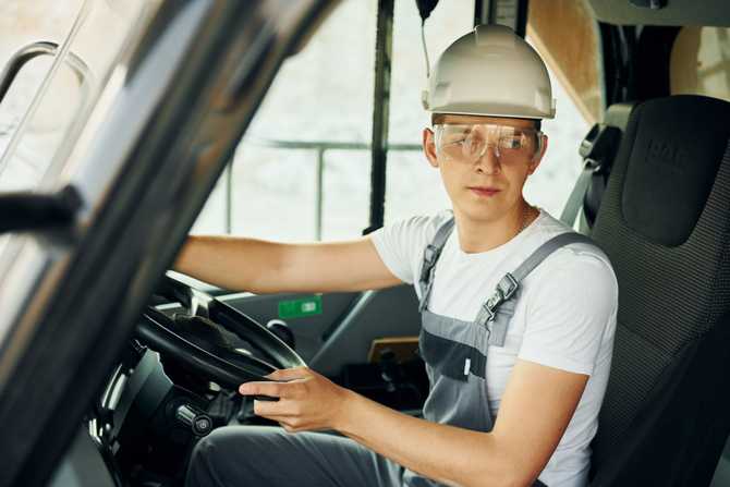 driver-is-at-work-man-in-professional-uniform-is-2021-12-27-16-14-49-utc.jpg