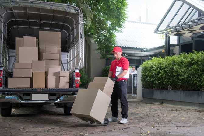 delivery-man-courier-2021-08-29-03-41-32-utc.jpg