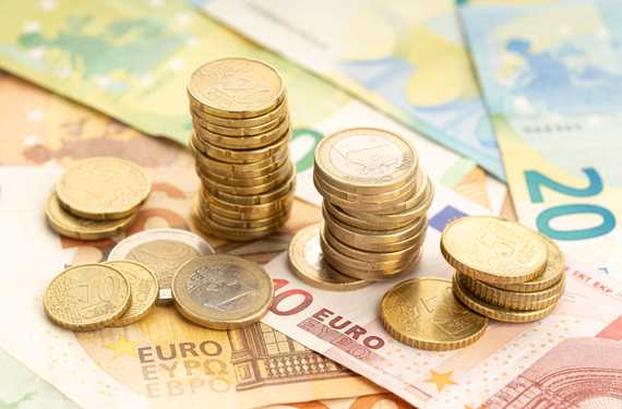 euro-coins-and-bank-notes-2022-12-16-11-12-51-utc.jpg