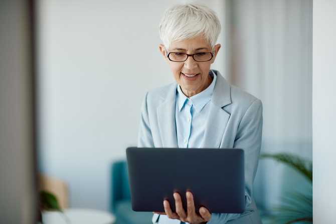 senior-businesswoman-working-on-laptop-in-the-offi-2022-12-13-21-05-08-utc.jpg