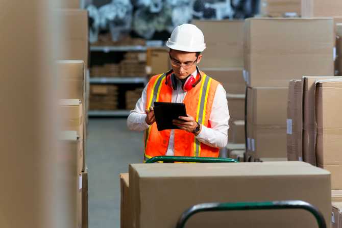 employee-of-a-logistics-warehouse-conducts-an-inve-2022-01-20-15-59-47-utc.jpg