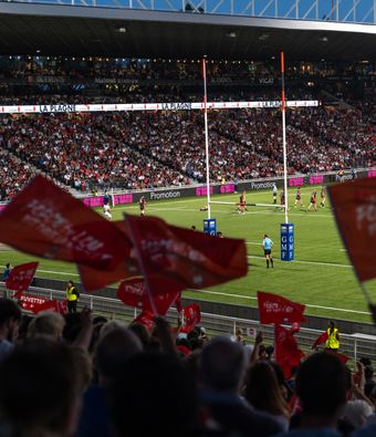 Le stade est en feu pour supporter les joueurs du LOU Rugby.