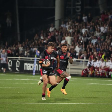 Two LOU Rugby players running towards the goal line.