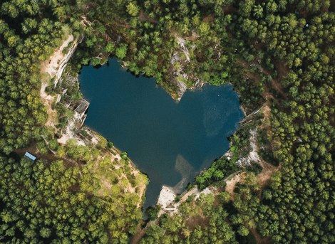 Lac en forme de cœur dans une forêt.
