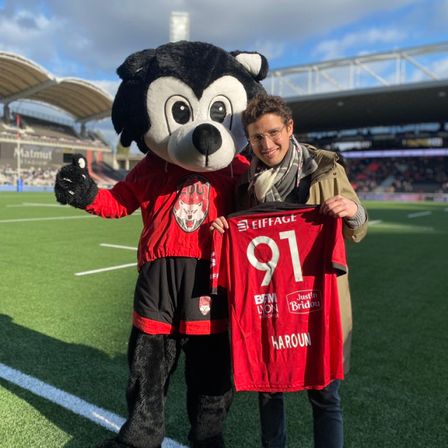 L’humoriste Haroun pose avec la mascotte du LOU Rugby.