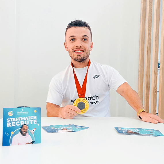 Charles Noakes portant fièrement sa médaille d’or des Jeux Paralympiques 2024 lors d’une rencontre avec Staffmatch.