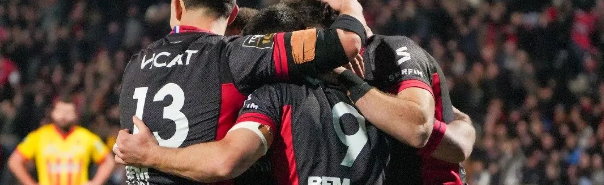 Des joueurs du LOU Rugby célébrant une victoire.