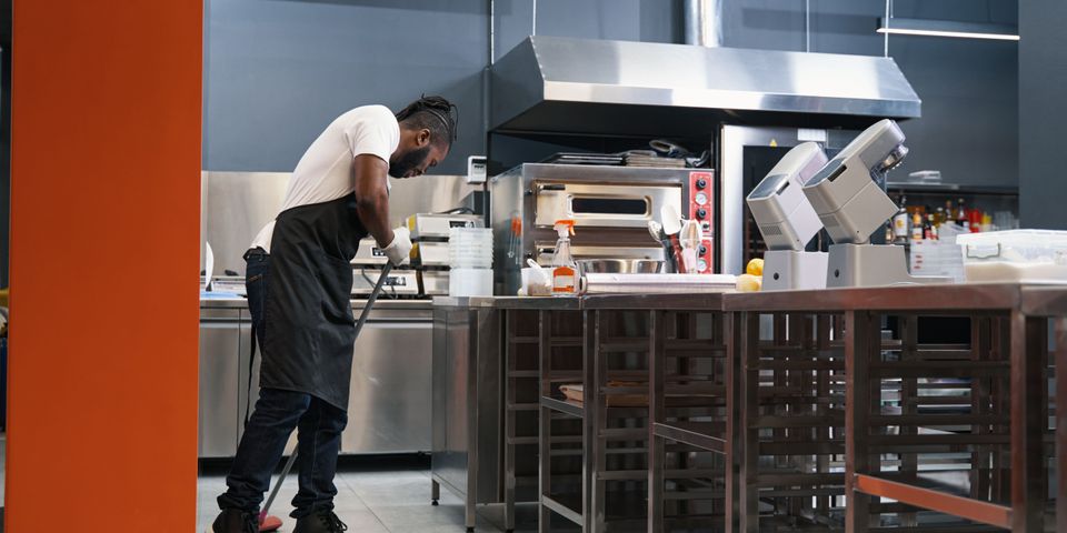 Kitchen Counter Assistant Kitchen assistant job description: Missions, training and qualifications