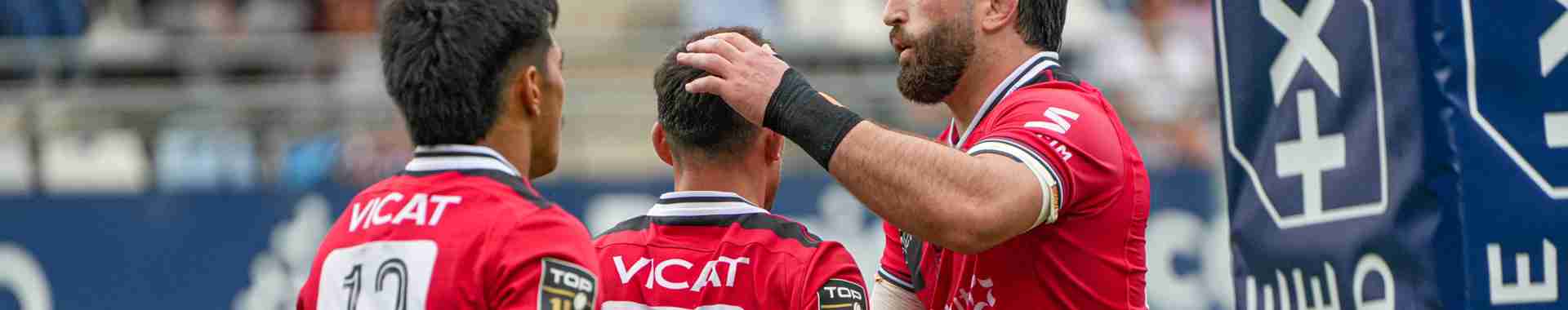 LOU Rugby players celebrating a try.