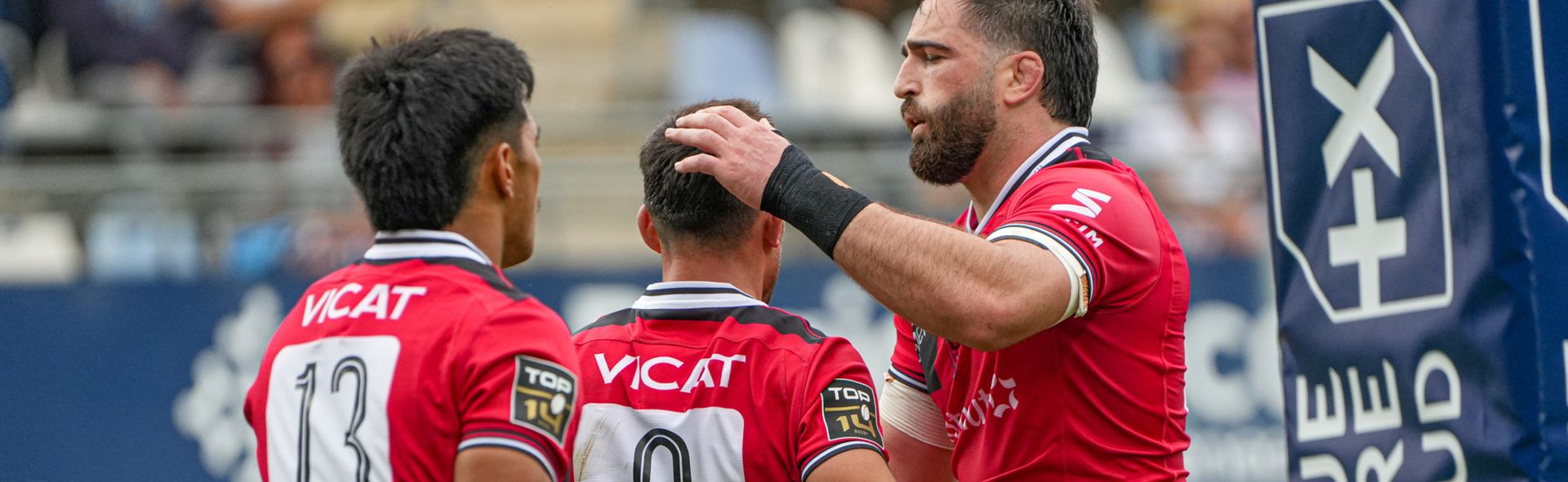 LOU Rugby players celebrating a try.