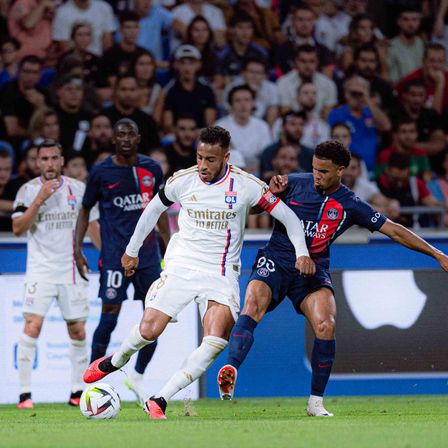 Des joueurs de l’OL affrontant le Paris Saint‑Germain Football Club.