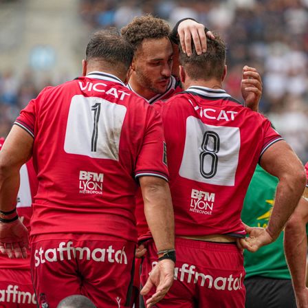 LOU Rugby players celebrating a try.