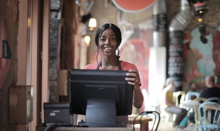 employé-polyvalent-restauration_femme-2.jpg
