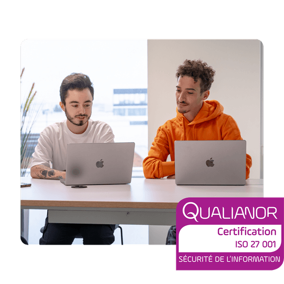 Trois experts en informatique sur des ordinateurs portables.