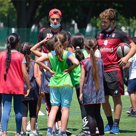 LOU Rugby players meeting young players.