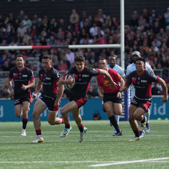 LOU Rugby players running to score a try.