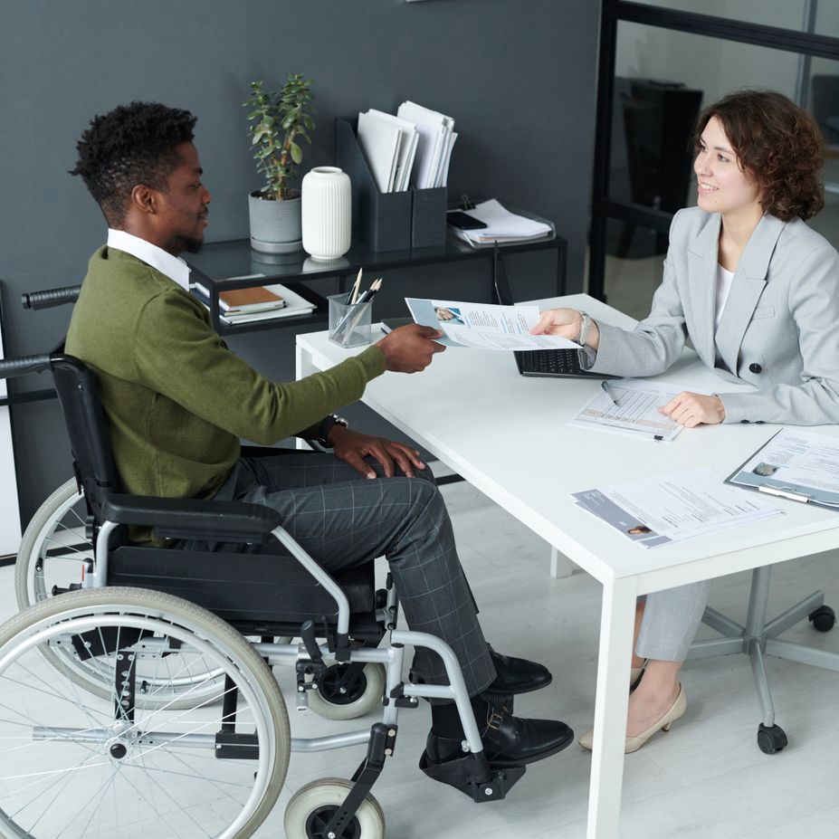 Une personne en situation de handicap lors d’un entretien d’embauche.