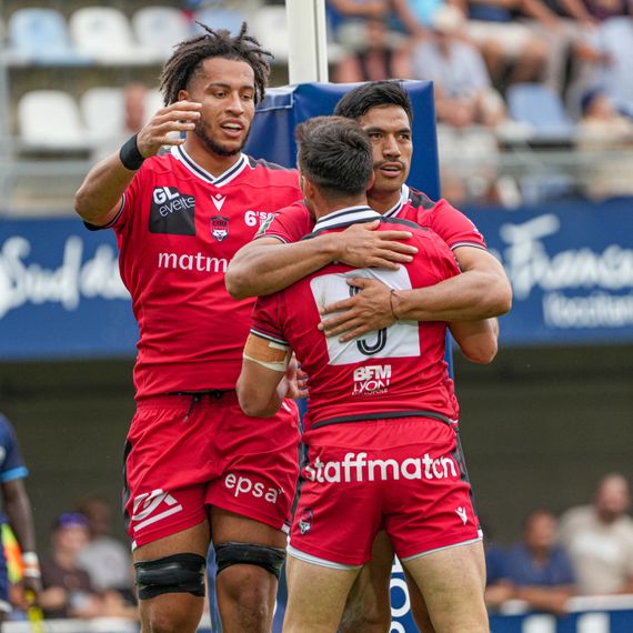 LOU Rugby players running to score a try.