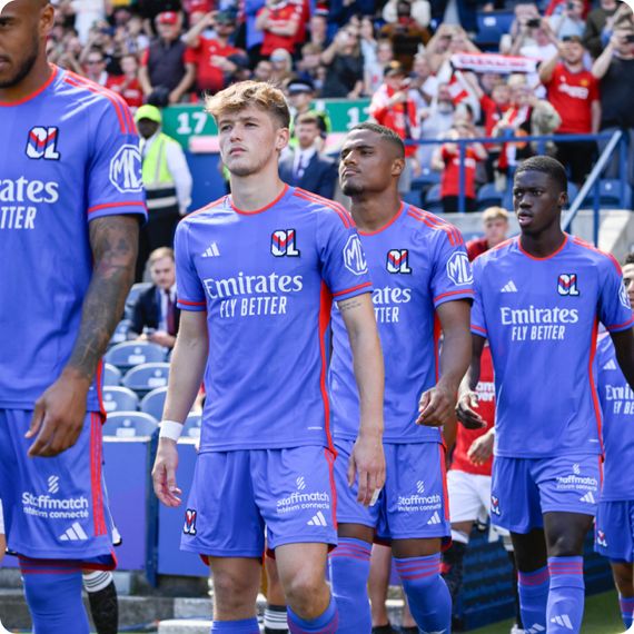 Les joueurs de l’Olympique Lyonnais entrant sur le terrain.